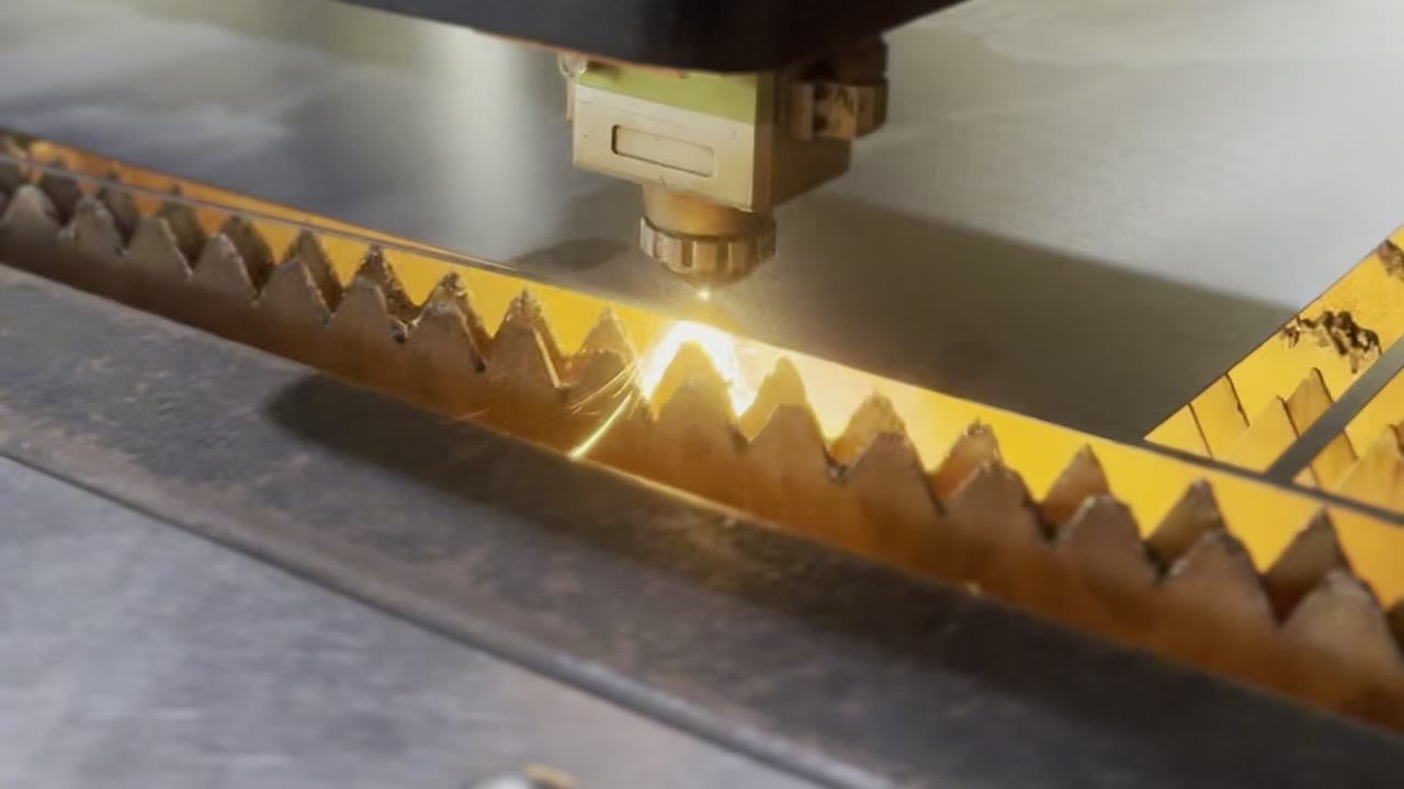 Mesin CNC laser cutting memotong pelat logam presisi di bengkel fabrikasi Rekayasa Manufaktur